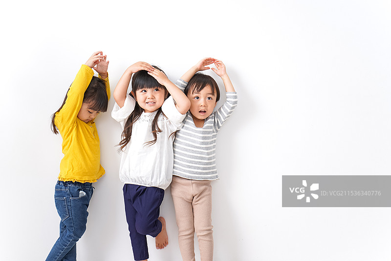 孩子们在家里玩耍图片素材