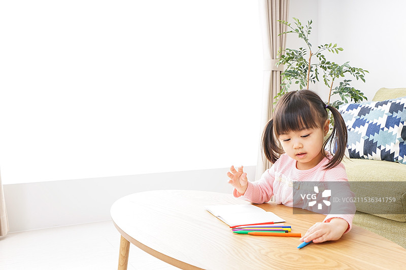 孩子独自玩耍图片素材