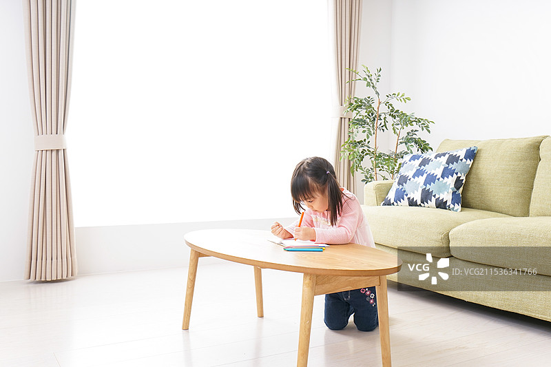 孩子独自玩耍图片素材