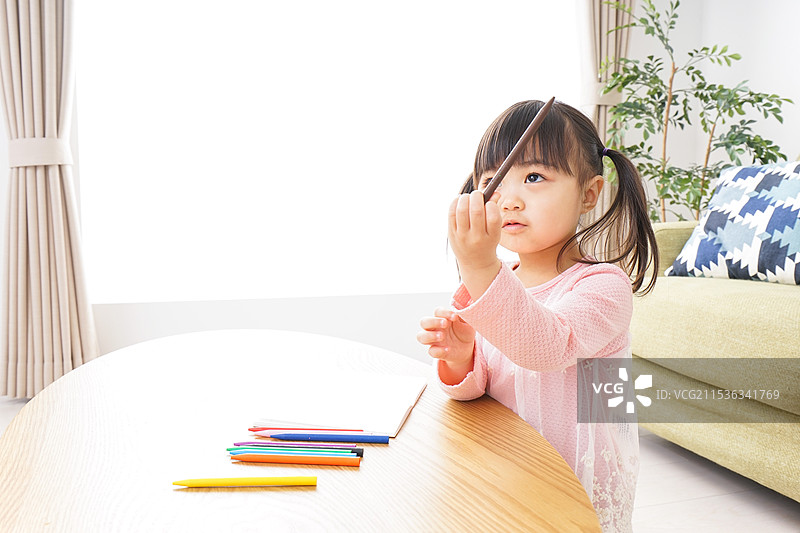 孩子独自玩耍图片素材