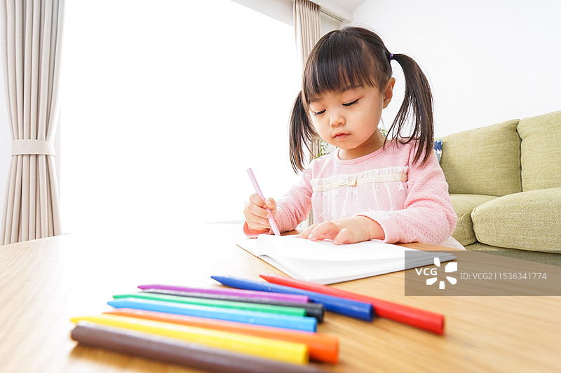 孩子独自玩耍图片素材