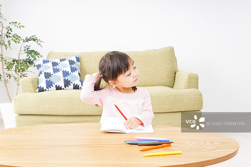 孩子独自玩耍图片素材