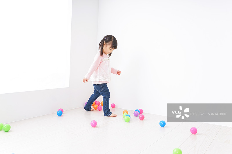 孩子独自玩耍图片素材