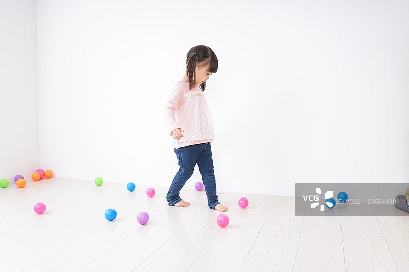 孩子独自玩耍图片素材