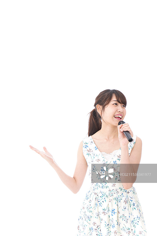 年轻女性在卡拉OK唱歌图片素材