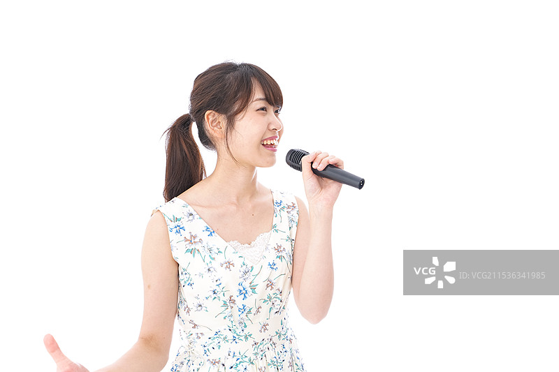 年轻女性在卡拉OK唱歌图片素材
