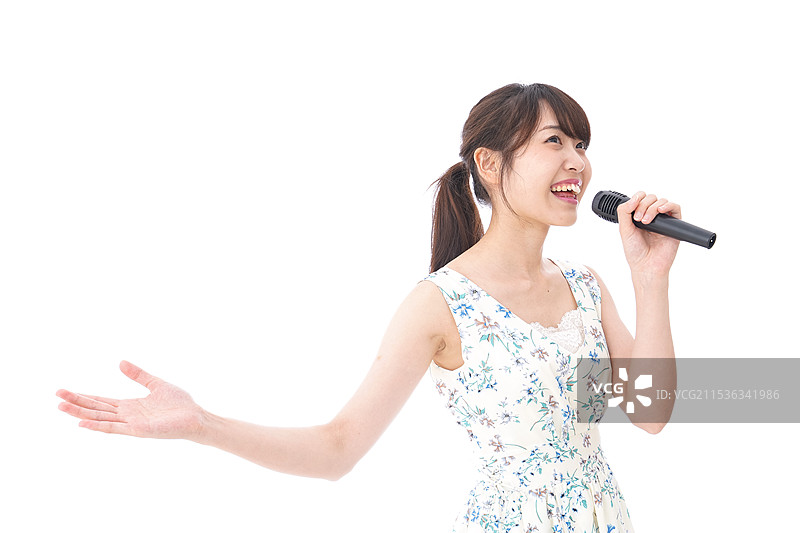 年轻女性在卡拉OK唱歌图片素材