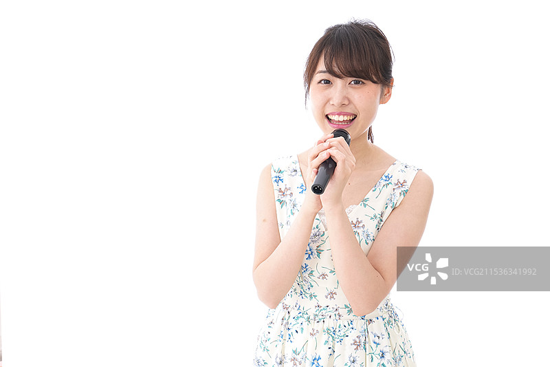 年轻女性在卡拉OK唱歌图片素材