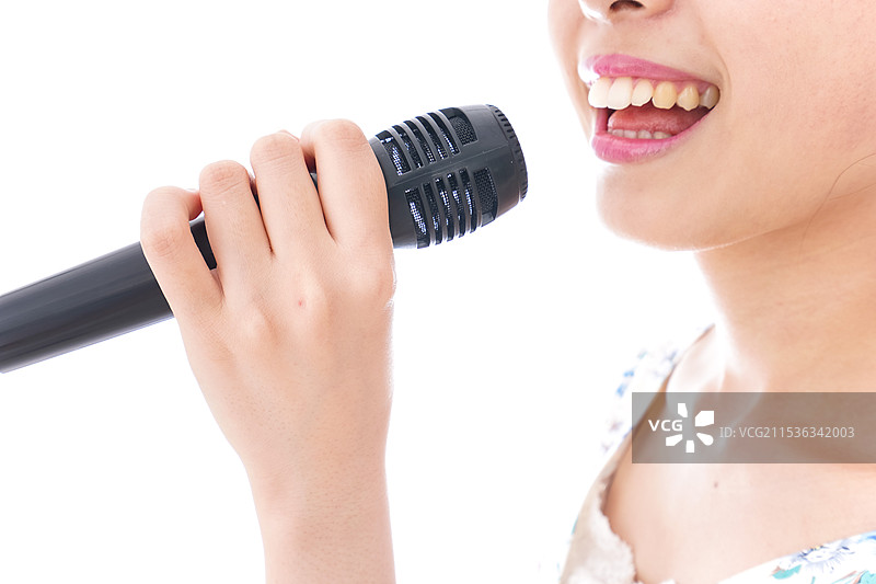 年轻女性在卡拉OK唱歌图片素材