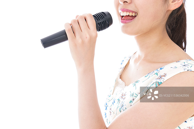 年轻女性在卡拉OK唱歌图片素材