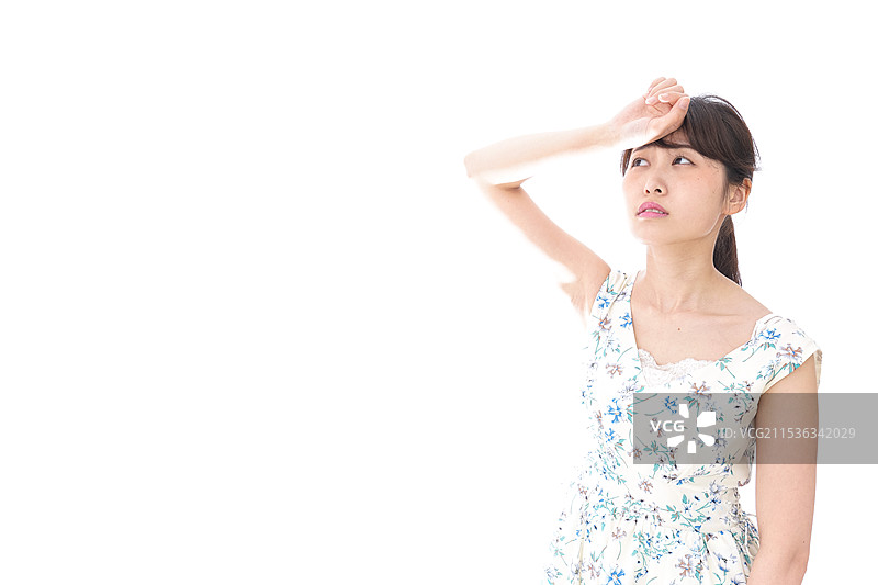 年轻女性在抵御夏季炎热图片素材