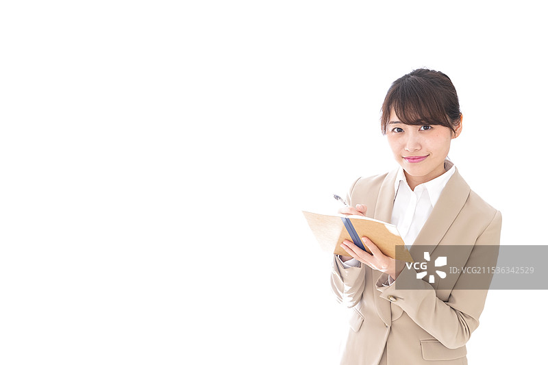 女记者正在进行采访。图片素材