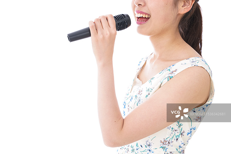年轻女性在卡拉OK唱歌图片素材