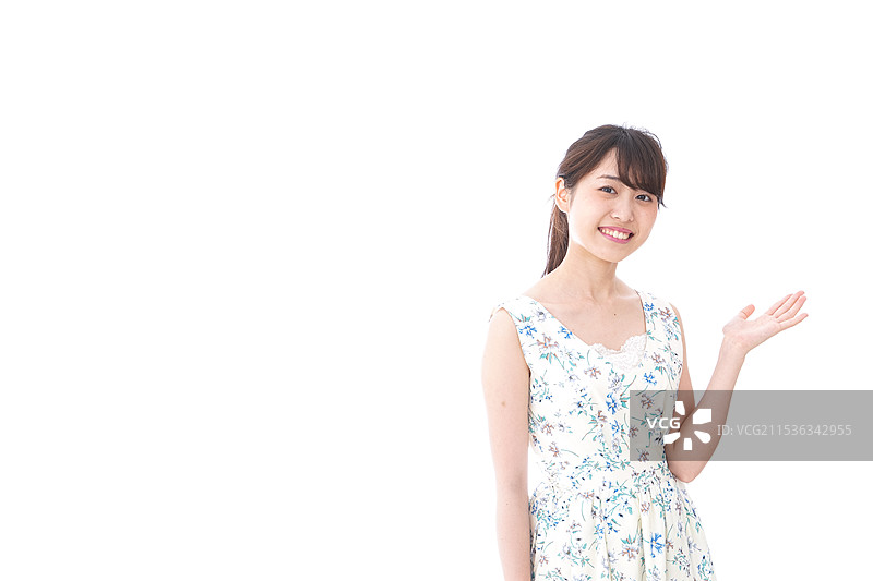 年轻女性在推荐某物图片素材