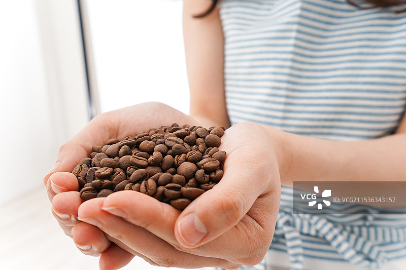 年轻女性与咖啡豆图片素材