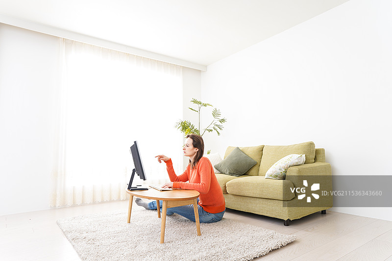 年轻女性在家使用电脑图片素材