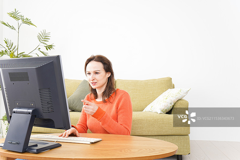 年轻女性在家使用电脑图片素材