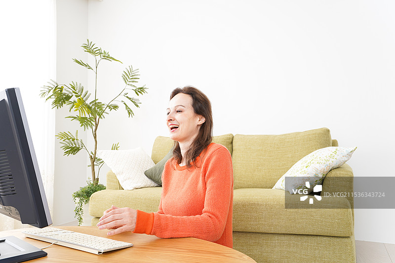 年轻女性在家中使用电脑图片素材