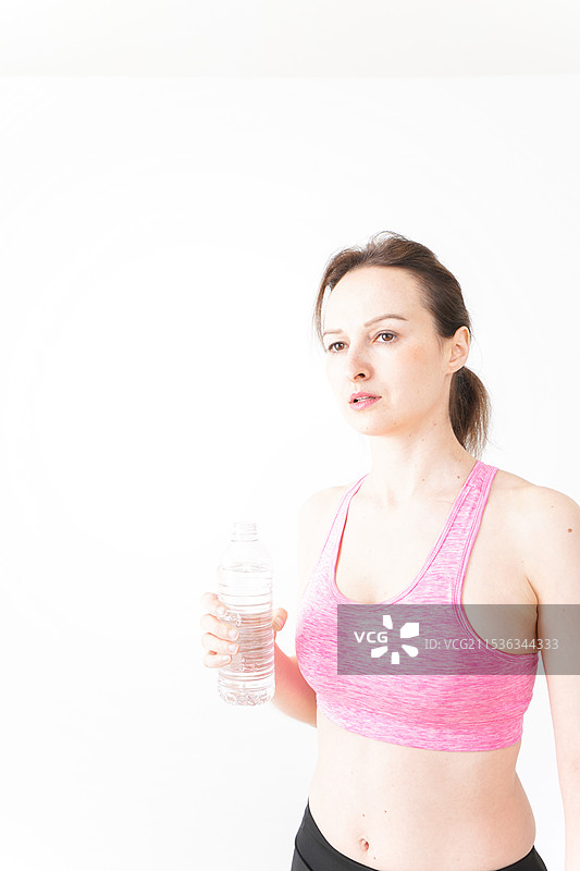 外国女性穿着运动服补水图片素材