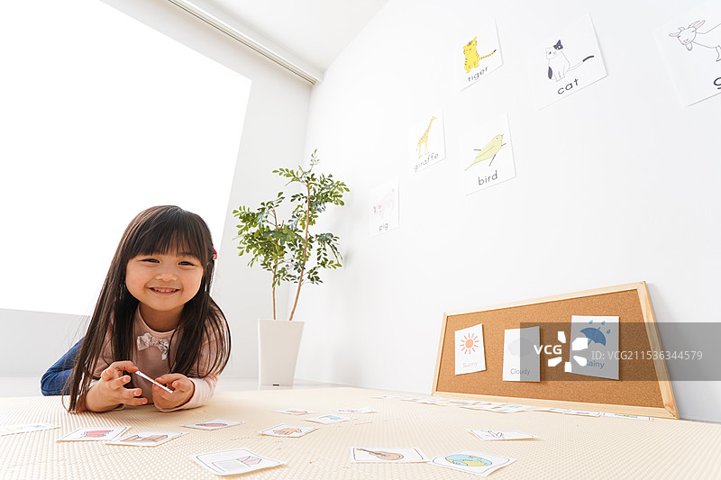 一个孩子在学习英语图片素材