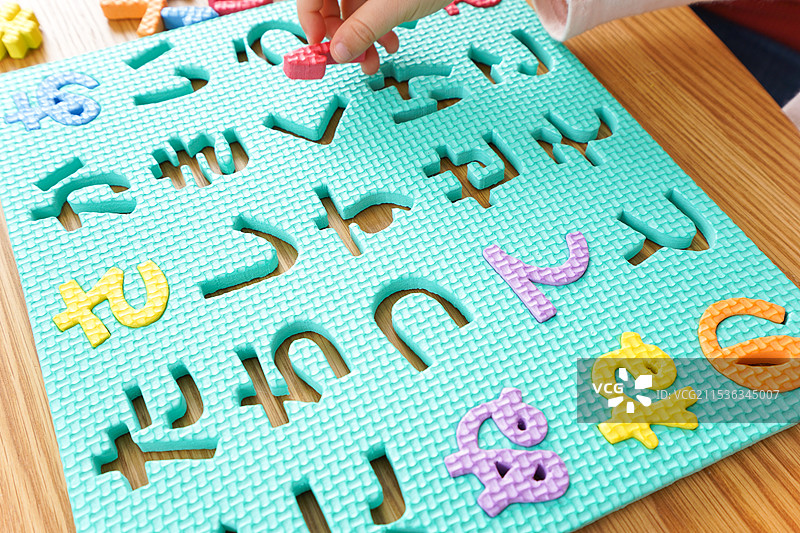 父母和孩子在家学习图片素材