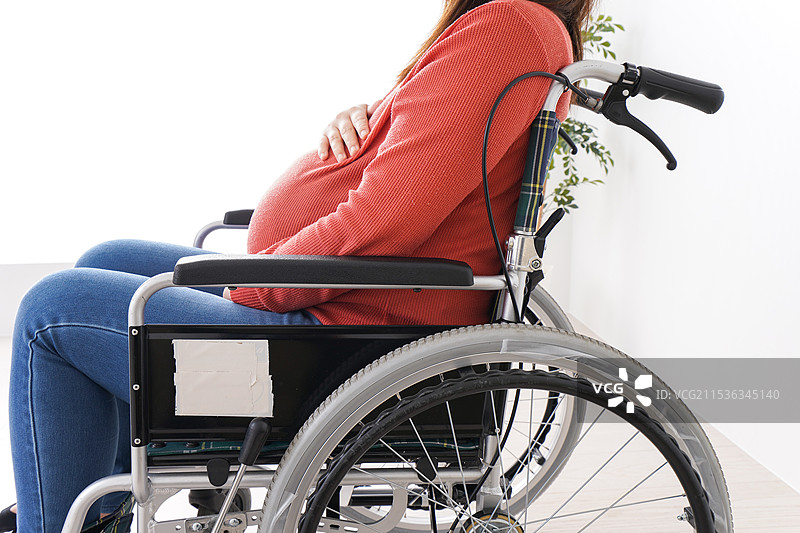 坐在轮椅上的孕妇图片素材