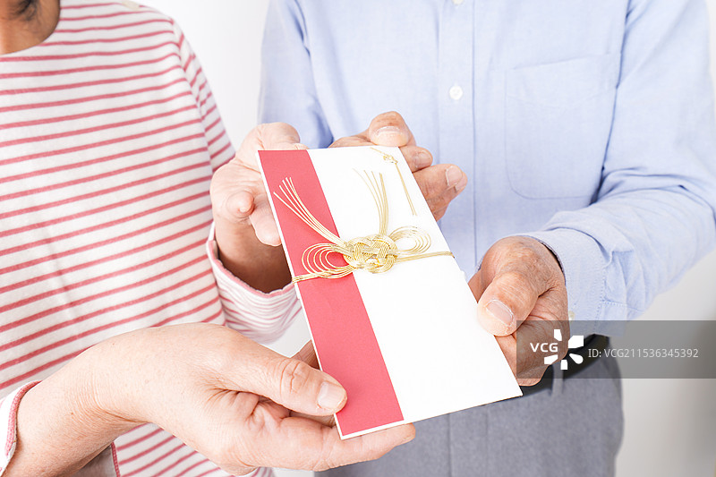 老年夫妇在祝贺图片素材