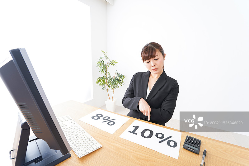 年轻女商人应对消费税上涨图片素材