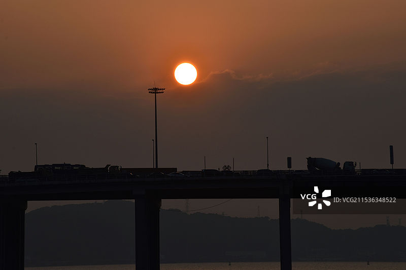 夕阳西下映衬天空的剪影桥图片素材