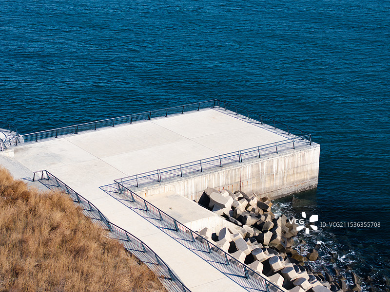 航拍大连海边的广场空地图片素材