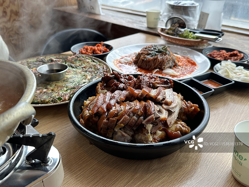 韩国料理：猪蹄、炸酱面、海鲜葱饼及小菜图片素材