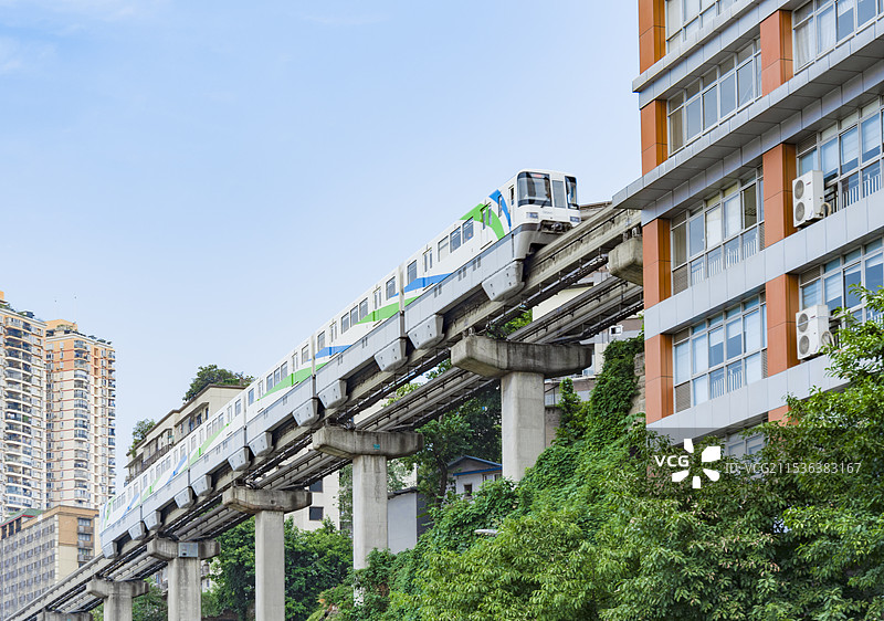 重庆李子坝轻轨穿楼图片素材