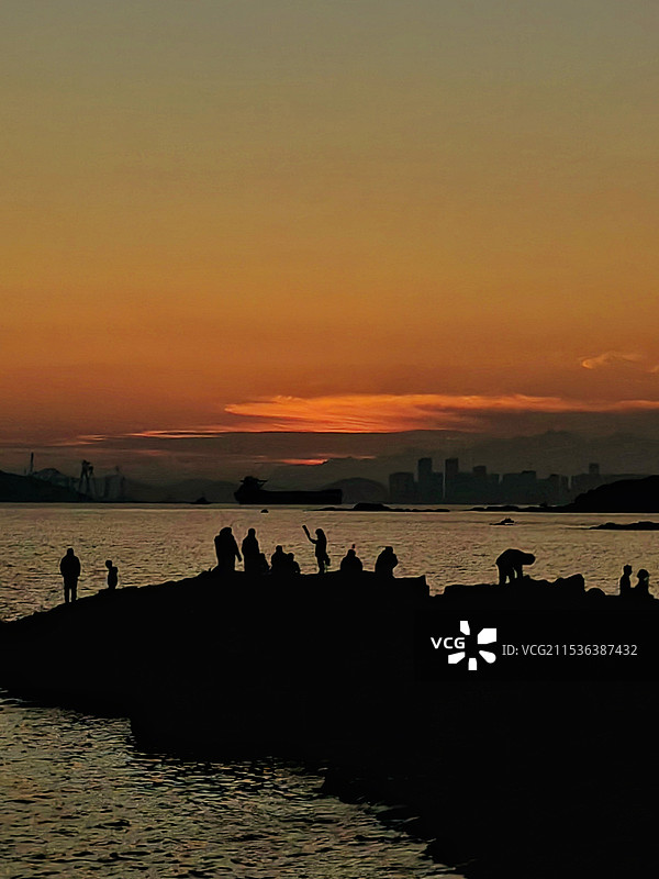 青岛海边看夕阳图片素材