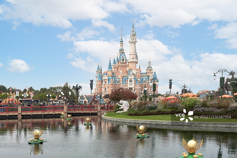 上海迪士尼乐园城堡日景图片素材