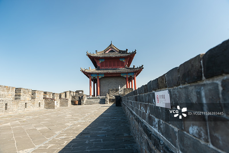 襄阳古城临汉门城楼侧面低视角图片素材