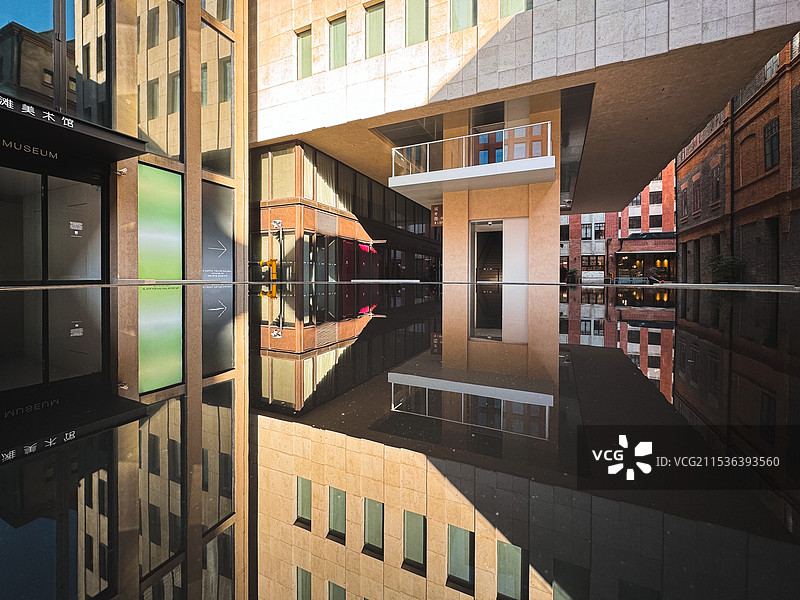 上海外滩源装饰艺术风格建筑外立面与水面上的倒影图片素材