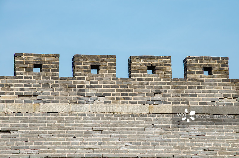 中国西安城墙拍摄主题，沧桑的古老的城墙墙垛射箭箭孔箭垛箭窗垛口特写，户外白昼无人图像摄影图片素材