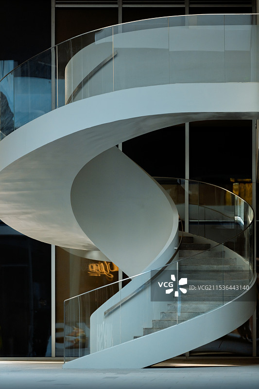 上海城市艺术园区白色旋转楼梯图片素材