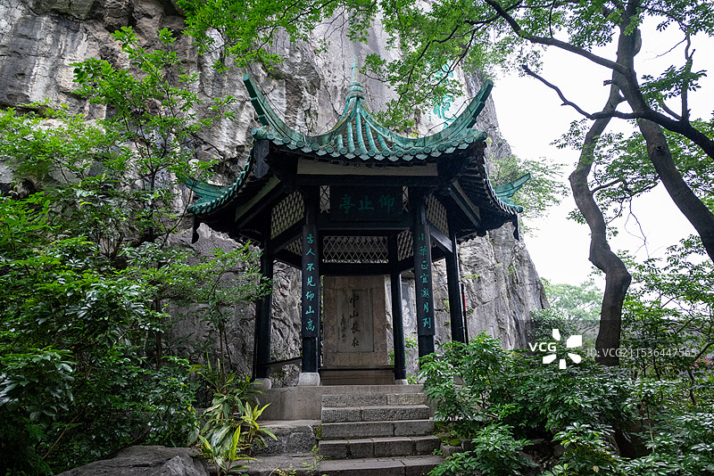 桂林靖江王府独秀峰下的仰止亭图片素材