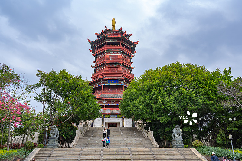 多云天气下绿树环绕的厦门园博苑里的杏林塔古塔图片素材