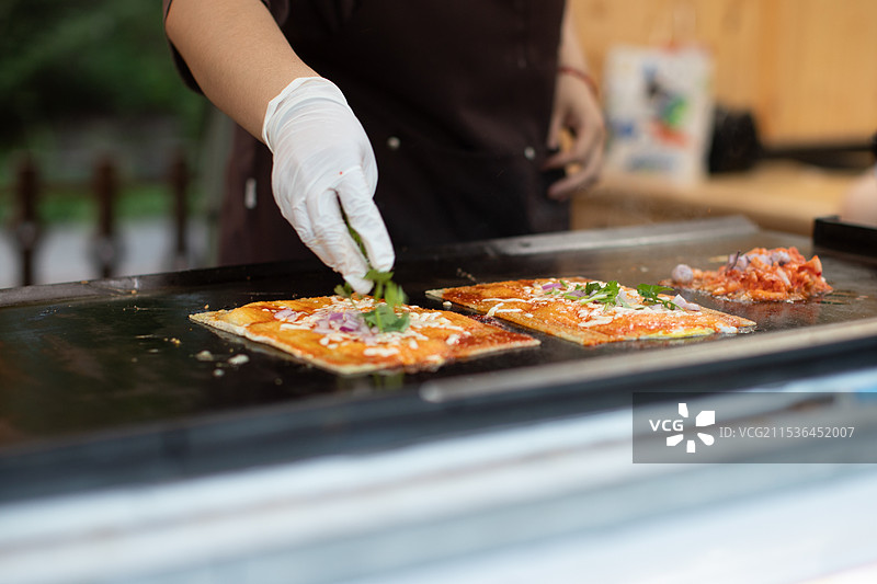 烤冷面的制作图片素材