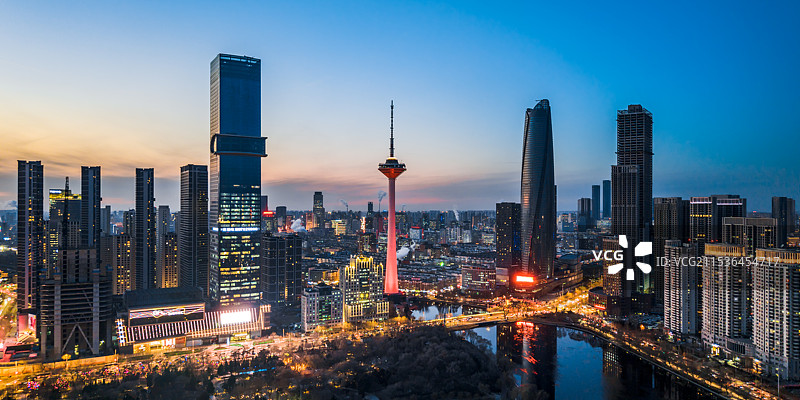 中国辽宁沈阳青年大街彩电塔城市夜景航拍图片素材