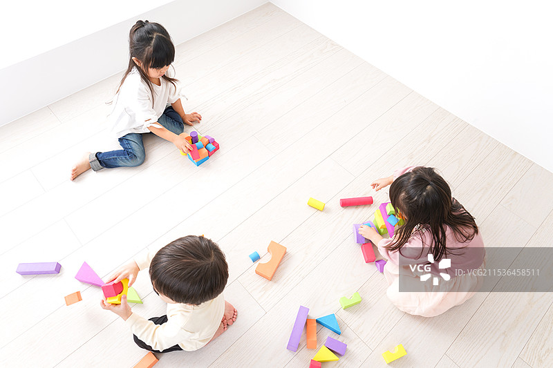 孩子们在玩积木图片素材