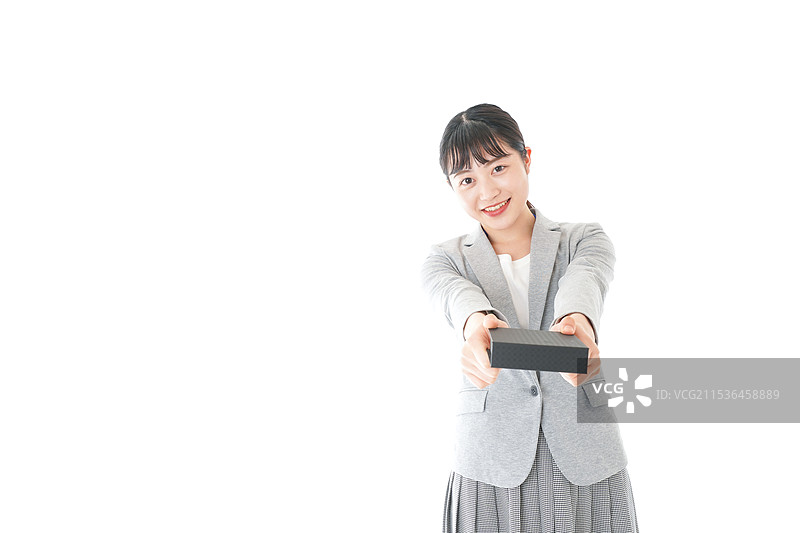 年轻女商人赠送礼物图片素材