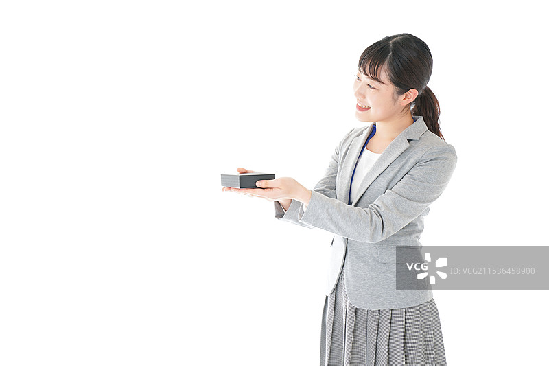 年轻女商人赠送礼物图片素材
