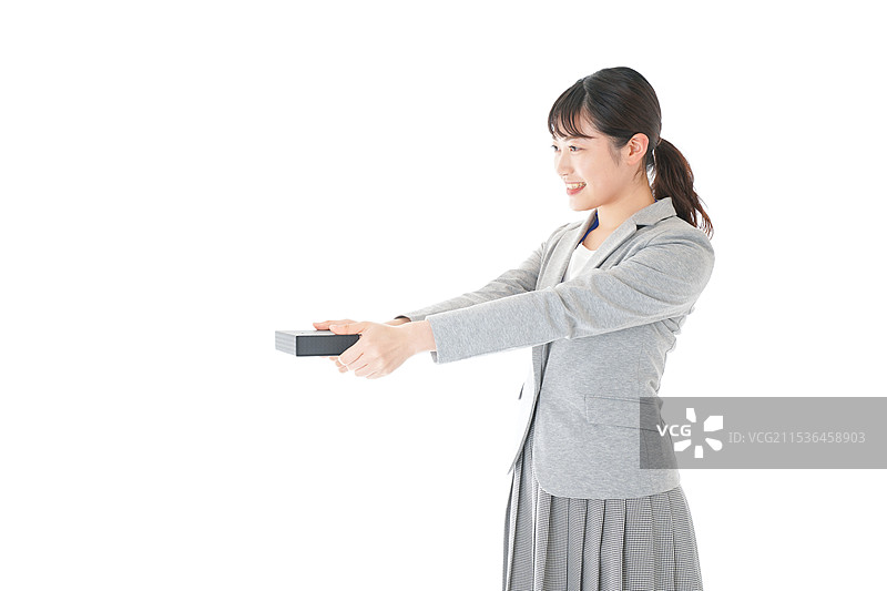 年轻女商人赠送礼物图片素材