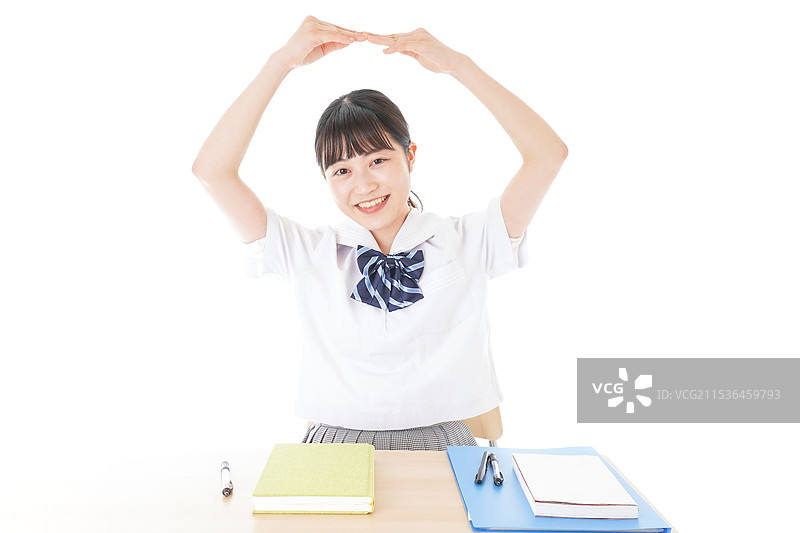 穿着校服的女学生展示马鲁图片素材