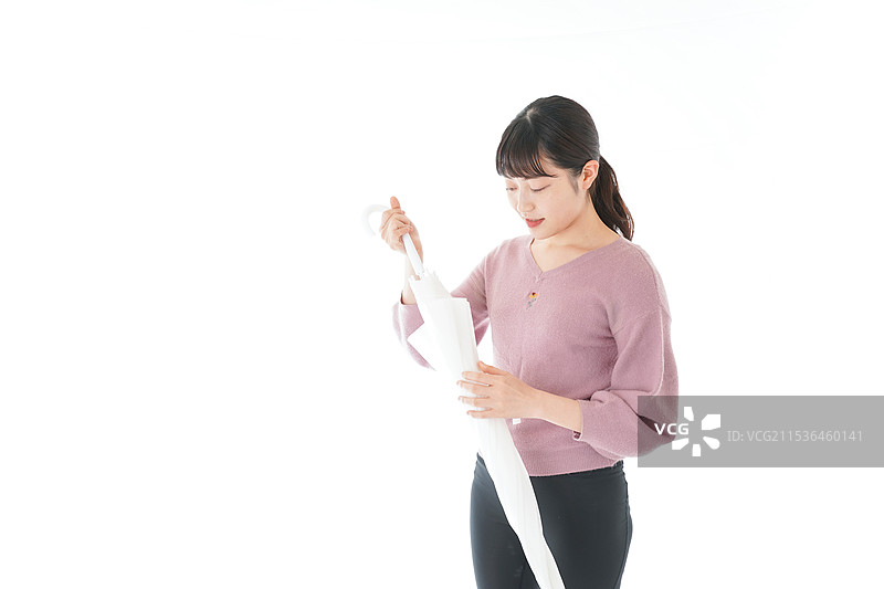 年轻女性手持雨伞图片素材