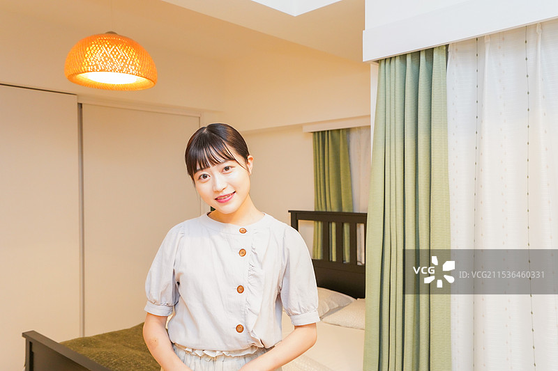 独自生活的女性肖像图片素材