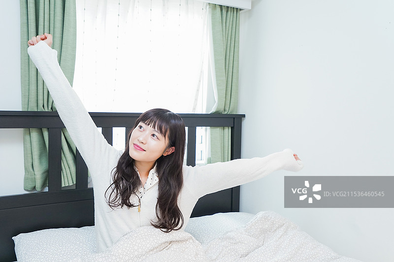 年轻女性在早晨醒来图片素材